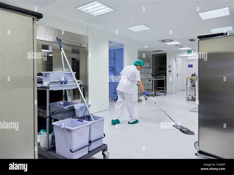 Hospital cleaner hi-res stock photography and images - Alamy