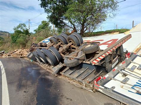 Carreta Produtos De Limpeza Tomba E Interdita Rodovia De Jaguari Na