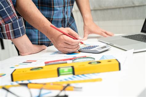 El Equipo De Ingenieros Y Socios Asi Ticos Aprende Y Habla Con El