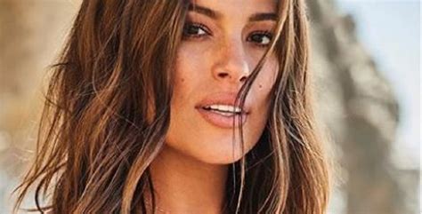 Ashley Graham elle pose nue et sans filtre après son accouchement