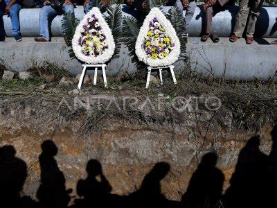 Ibadah Keluarga Korban Km Sinar Bangun Antara Foto