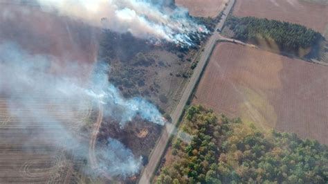 Medios A Reos Y Terrestres Trabajan En Un Incendio Forestal En Cogorderos