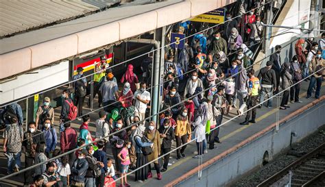 Foto Suasana Stasiun Tanah Abang Saat Sore Hari Foto Liputan