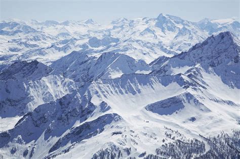 无人横图俯视航拍室外白天旅游度假美景山太阳雪雪山大雪阴影光线纹路纹理影子冰积雪景观山峰雪景云