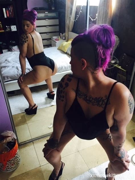 Alternative Babe Slutty Natasha Poses Seductively For Local Guys Photos