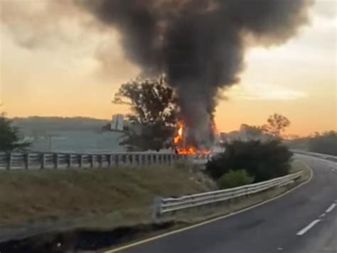 Se incendia tráiler de doble remolque en la Morelia Maravatío