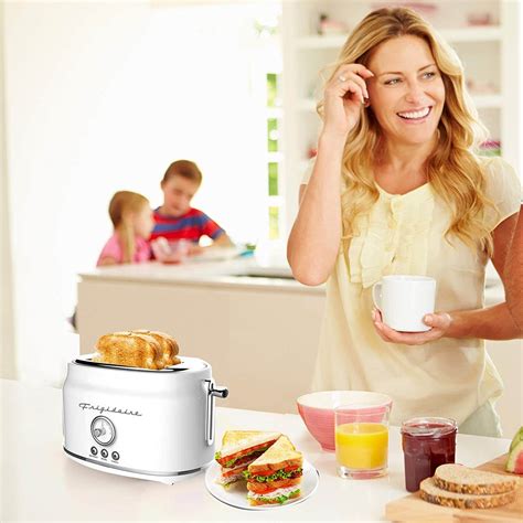 Battle of the Best White Toasters: 6 Toasters, 1 Winner?