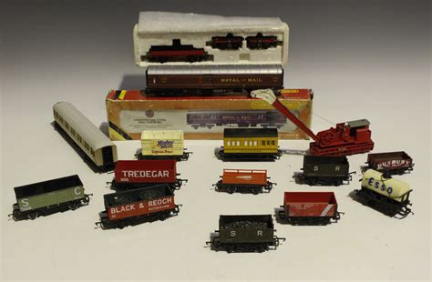 A Collection Of Hornby And Hornby Railways Gauge Oo Items Including A