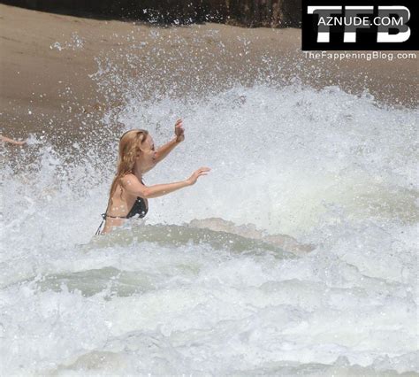 Heather Graham Sexy Seen Flaunting Her Hot Figure Wearing A Black