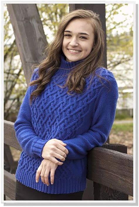 Синий свитер с косами спицами для девушки | Sweater pattern, Pattern ...