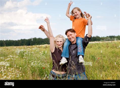 Huckepack Tragen Frau Schultern Fotos Und Bildmaterial In Hoher