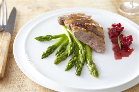 Filet de canette aux framboises et à l estragon asperges vertes rôties