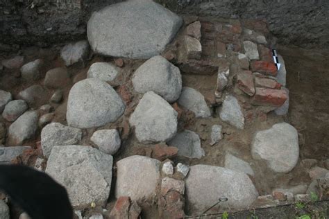 Tykocin Archeolodzy Odnale Li Lady Klasztoru Gotyckiego Zdj Cia