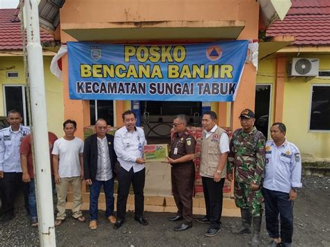 Pemkab BPBD Dan Kejari Banjar Salurkan Bantuan Logistik Kepada Warga