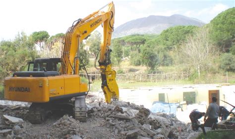 Guerra Agli Abusi Edilizi A Torre Del Greco Ripartono Le Demolizioni