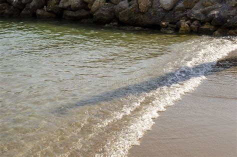 A Onda Do Mar Está Se Quebrando Nas Pedras De Uma Costa íngreme Foto de