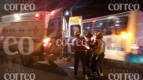 Transporte De Personal Impacta A Un Auto Pareja Sale Herida