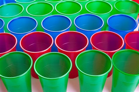 Vasos de plástico multicolores aislados Foto Premium