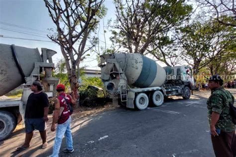 Truk Molen Tabrak Pikap Di Sukomoro Magetan Sopir Terjepit