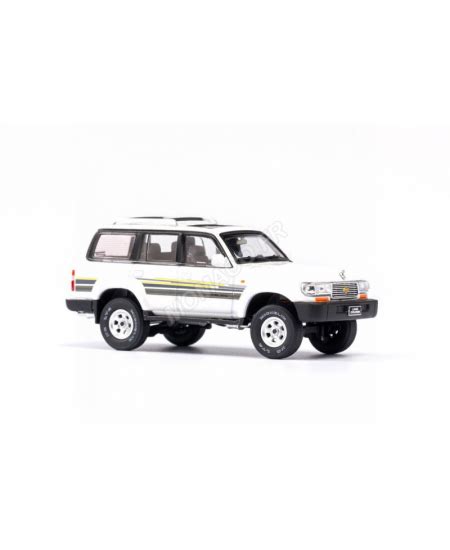 Miniature TOYOTA LAND CRUISER 1990 J8 BLANC 1 64 KENG FAI TOYS 640311