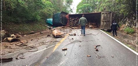 Volcadura De Tr Iler Cargado Con Chatarra Paraliza La Carretera Libre