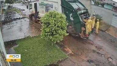 Bom Dia GO Caminhão de lixo fica preso em rua cheia de buracos em