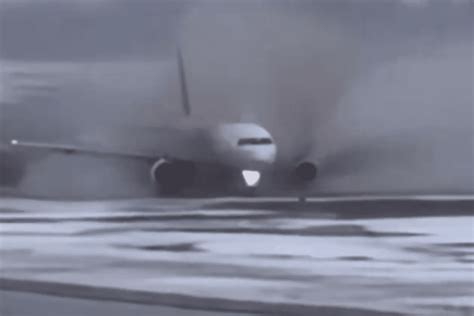 VIDEO Un Airbus A320 Effectue Une Spectaculaire Sortie De Piste Dans