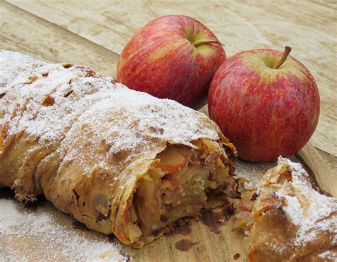 Strudel De Ma Massa Feita Em Casa Na Cozinha Da Helo