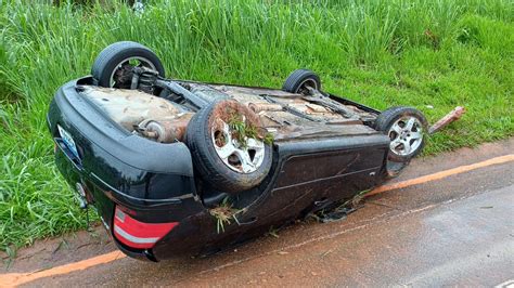 Carro capota em trecho da Rodovia SP 147 próximo ao Istor Luppi