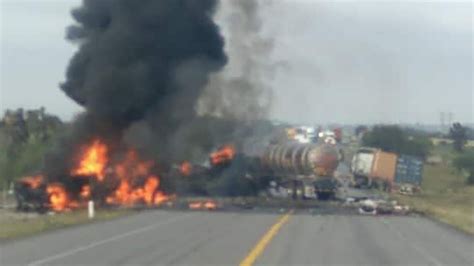 Pipa con gas LP choca con un tráiler en la San Luis Lagos de Moreno