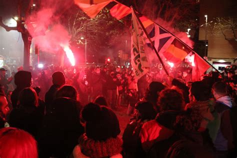 Unes 300 persones es concentren per celebrar el retorn d Adrià Carrasco