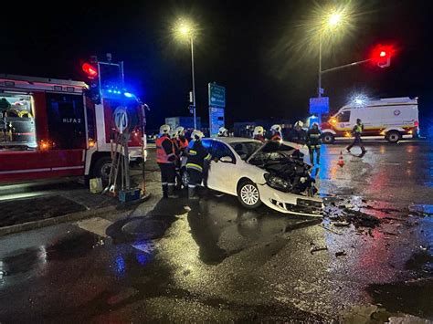 Verkehrsunfall Rote Ampel Bersehen Drei Verletzte Darunter