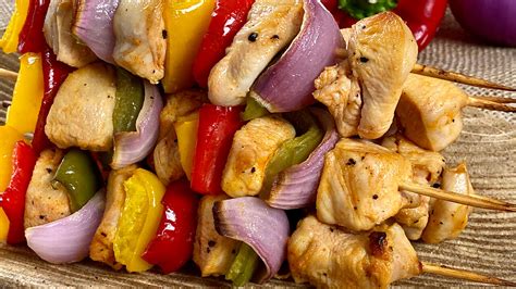 Receta Fácil de Brochetas de Pollo y Verduras