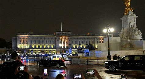 Regina Elisabetta Il Feretro Arrivato A Buckingham Palace Tra Due Ali