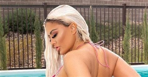 Danii Banks Modela Su Bikini Desde La Piscina Y Acapara Las Miradas De