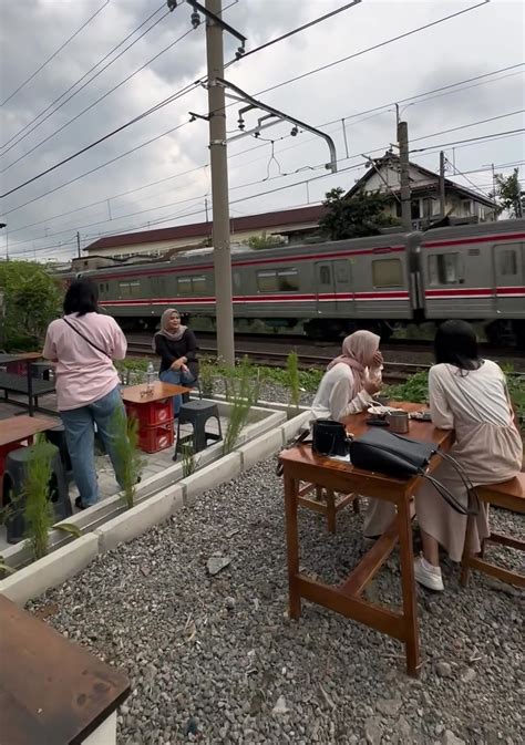 Seperti Di Vietnam Cafe Di Bogor Ini Tawarkan Sensasi Ngopi Di Pinggir