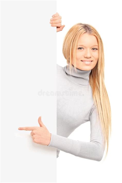 Une Belle Femelle Blonde Se Dirigeant Sur Un Panneau Image stock Image du caucasien publicité