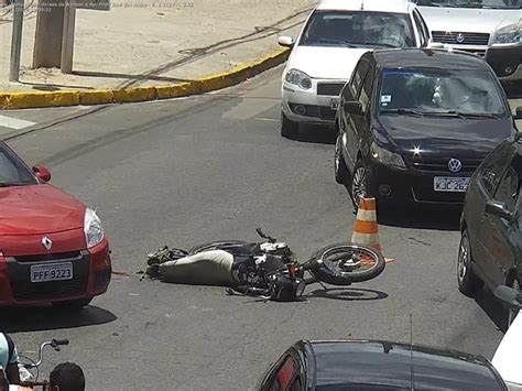 G1 Após cair de moto homem morre atropelado por ônibus no Recife