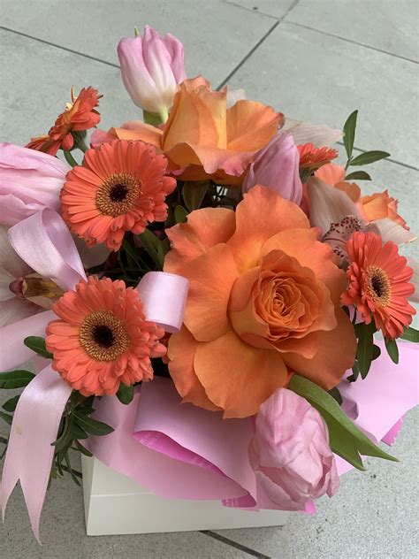 Buchet Trandafiri Si Orhidee Lalele Si Gerbera In Cutie Royal Flowers