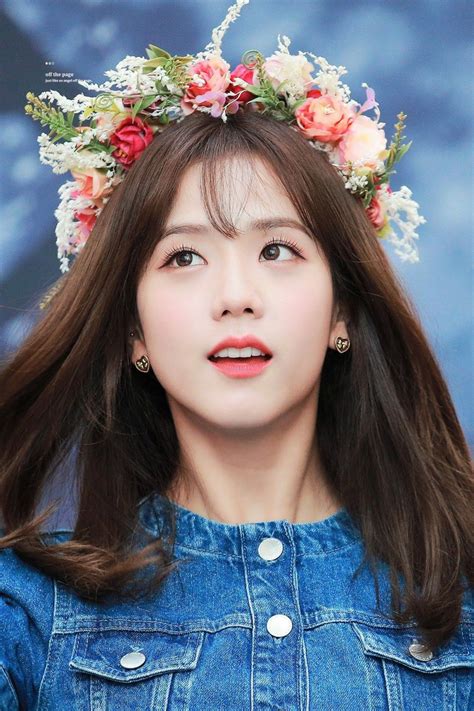 10 Potret Jisoo Blackpink Kenakan Flower Crown Pesona Bak Bidadari