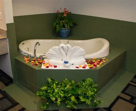 34 Romantic Hotels in Houston with Jacuzzi in Room!