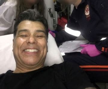 Maurício Mattar faz selfie socorristas durante atendimento de