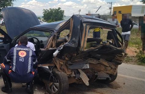 Três ficam feridos em acidente entre dois carros na BR 494 Centro