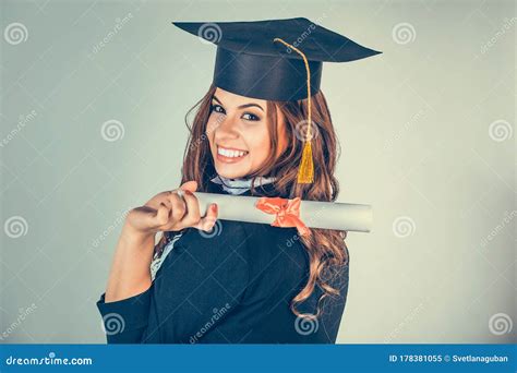 Retrato De Clausura Hermosa Feliz Latina Graduada Imagen De Archivo Imagen De Diploma