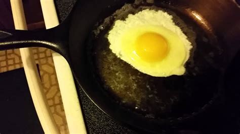 Non Stick Cast Iron Fried Egg Smooth Lodge Crisco Youtube