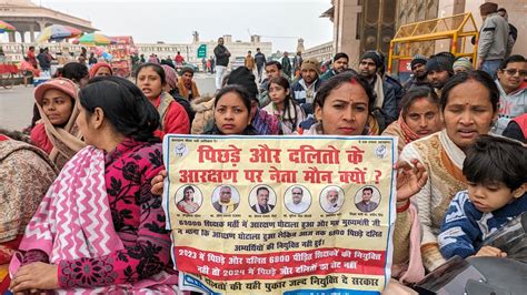 यूपी आरक्षित श्रेणी के अभ्यर्थी 69000 शिक्षक भर्ती प्रक्रिया में सरकार की गलत नीतियों का