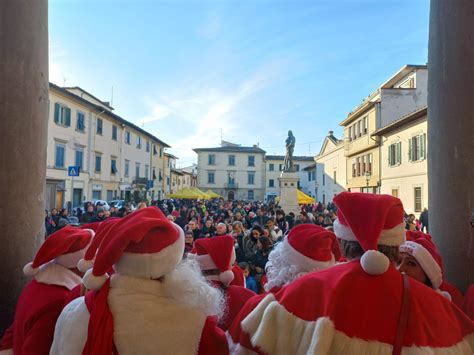 Solidarietà la Compagnia dei Babbo Natale regala giochi agli alunni