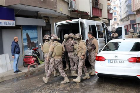 2 kişiyi silahla yaralayan şüpheli kendini çatı katına kilitledi