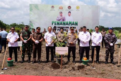 Media Center Lestarikan Alam Polda Riau Tanam Ribu Bibit Pohon