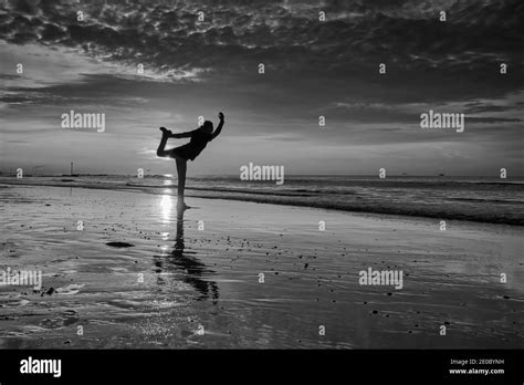 Silueta De La Mujer Practicando Yoga En La Playa Durante Una Hermosa